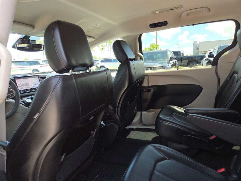 Used 2023 Chrysler Pacifica - photo 22