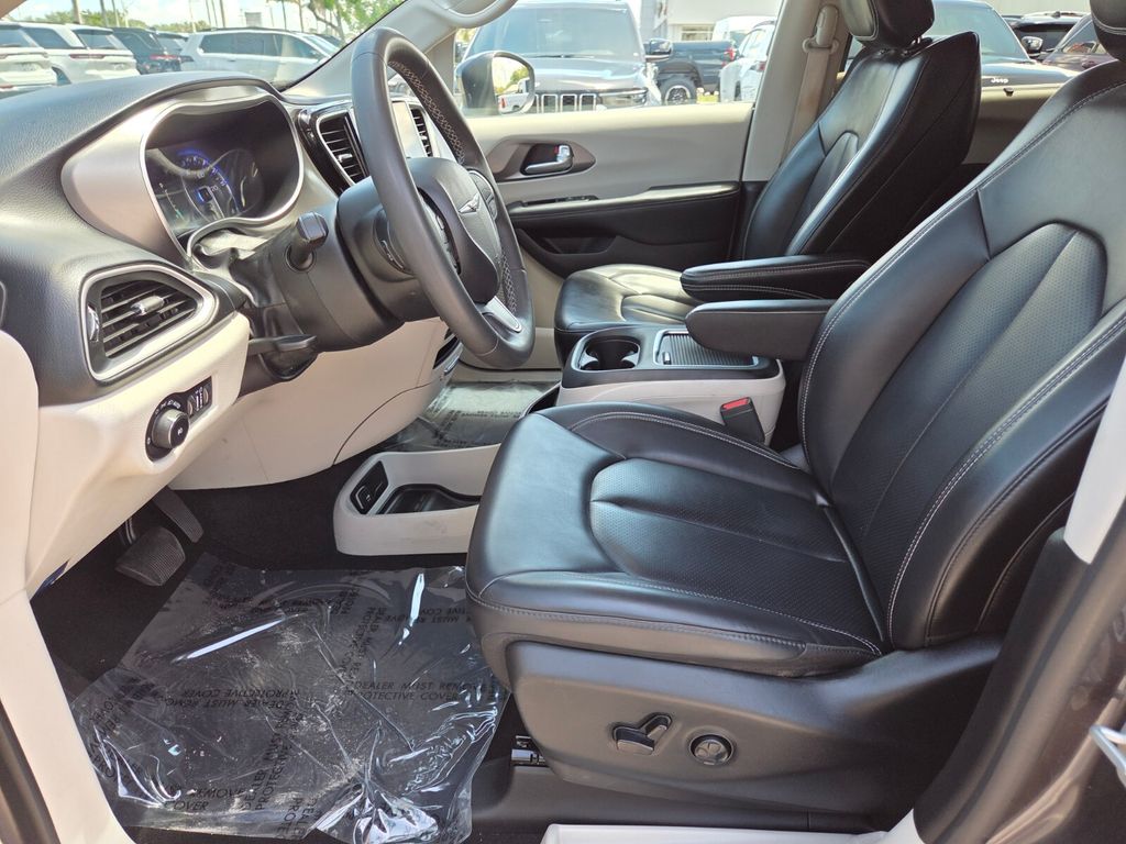 Used 2023 Chrysler Pacifica - photo 25