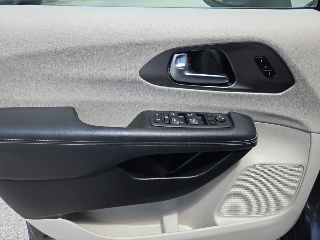 Used 2023 Chrysler Pacifica - photo 27