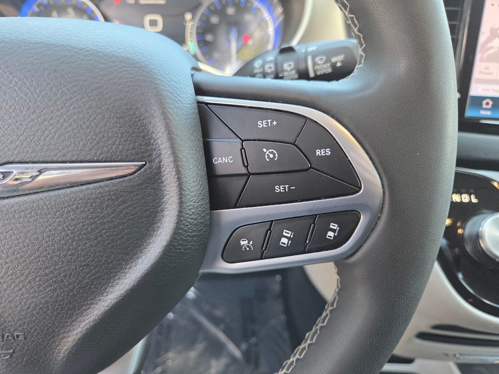 Used 2023 Chrysler Pacifica - photo 31