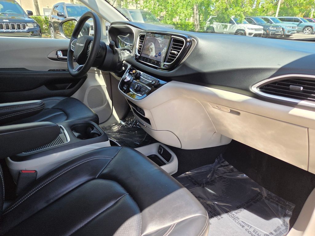 Used 2023 Chrysler Pacifica - photo 10