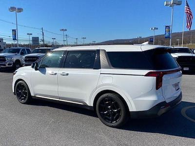 Used 2025 Kia Carnival - photo 1