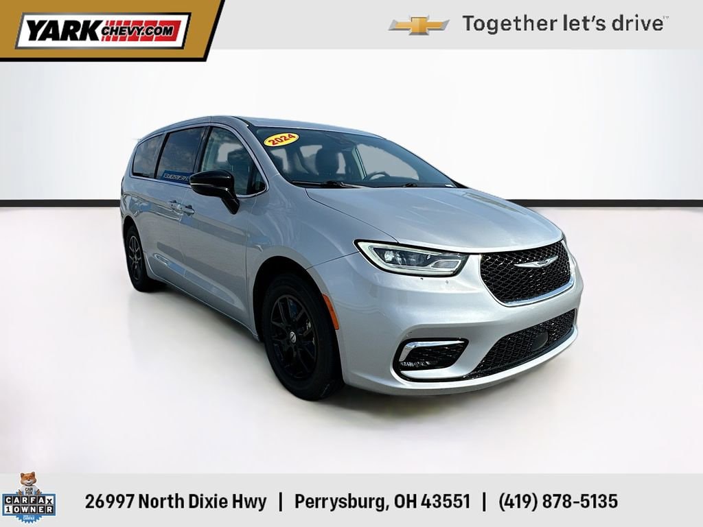 Used 2024 Chrysler Pacifica - photo 1