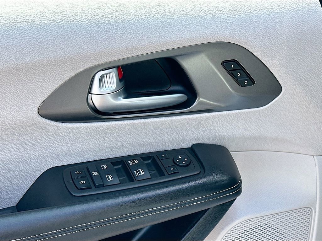 Used 2024 Chrysler Pacifica - photo 25