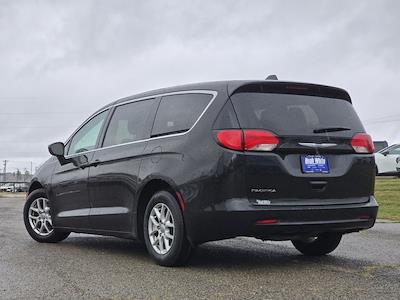 Used 2017 Chrysler Pacifica LX Minivan for sale #11251392 - photo 2