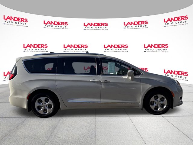 Used 2017 Chrysler Pacifica - photo 2
