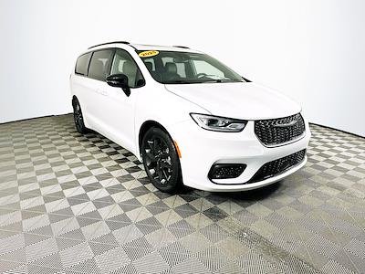 Used 2025 Chrysler Pacifica Limited Minivan for sale #JP35840 - photo 2
