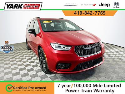 Used 2025 Chrysler Pacifica - photo 1