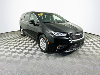 Used 2025 Chrysler Pacifica - photo 1