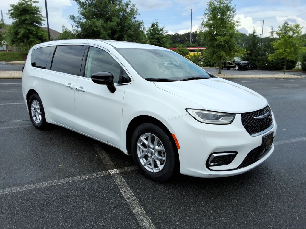 Used 2024 Chrysler Pacifica - photo 5