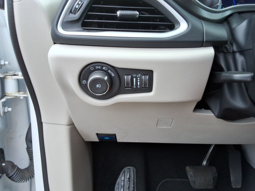Used 2024 Chrysler Pacifica - photo 37