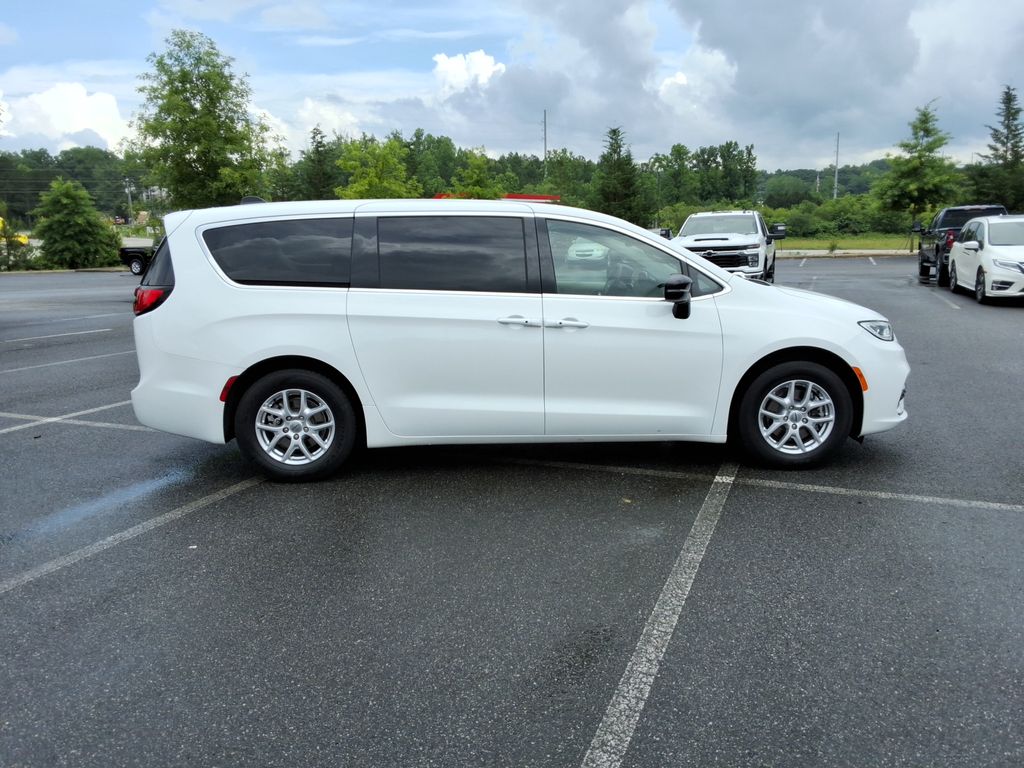 Used 2024 Chrysler Pacifica - photo 6