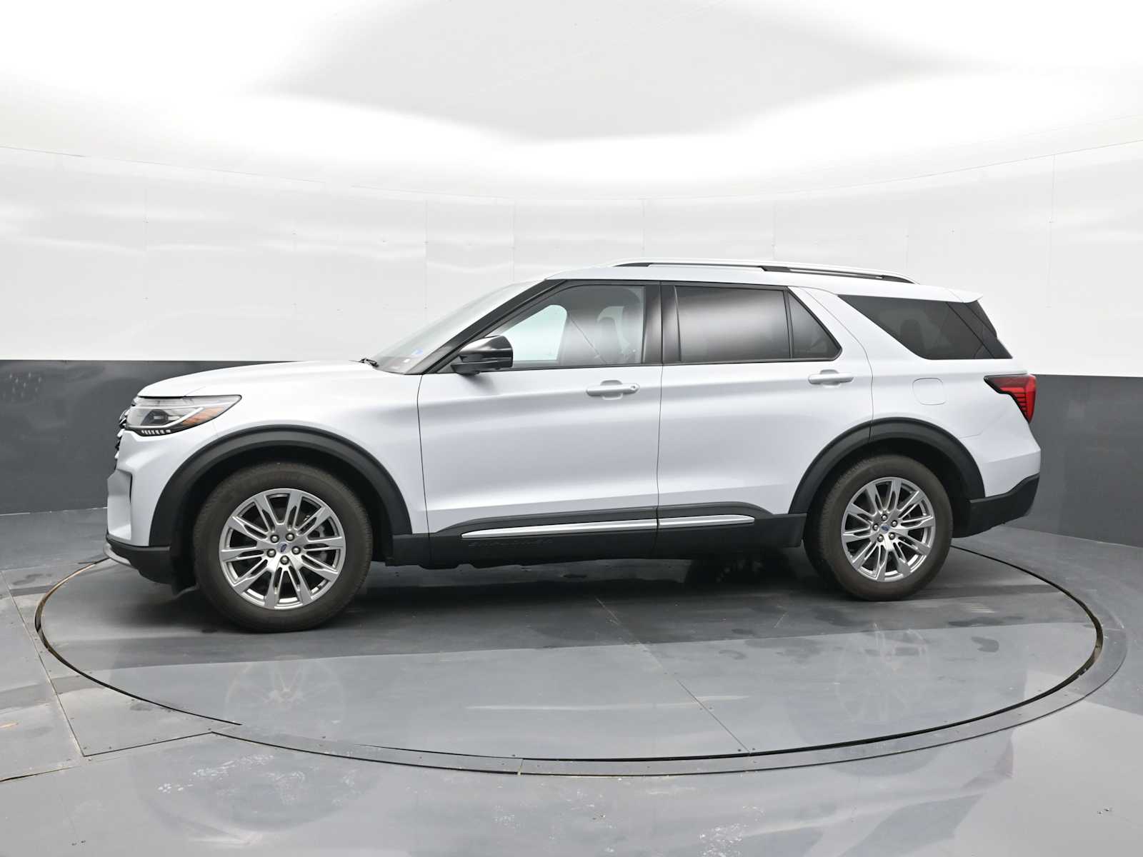 Used 2025 Ford Explorer - photo 9