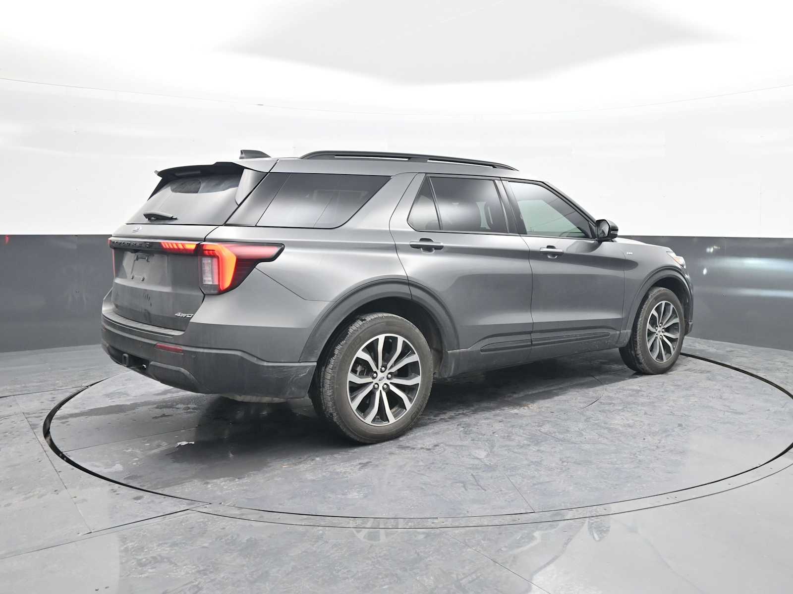Used 2025 Ford Explorer - photo 2