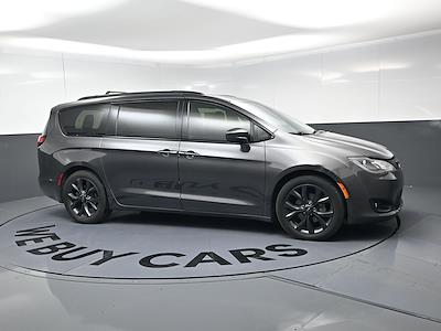 2018 Chrysler Pacifica FWD Minivan for sale #TB3571A - photo 2