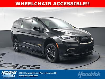 Used 2022 Chrysler Pacifica - photo 1