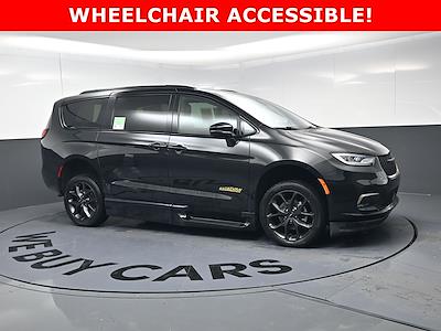 Used 2022 Chrysler Pacifica - photo 1