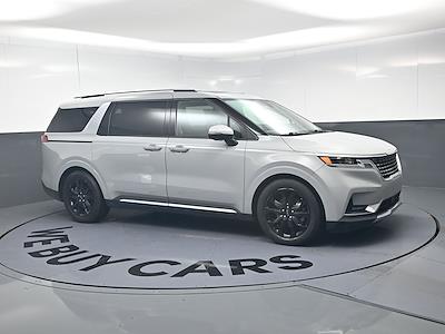 Used 2022 Kia Carnival - photo 1