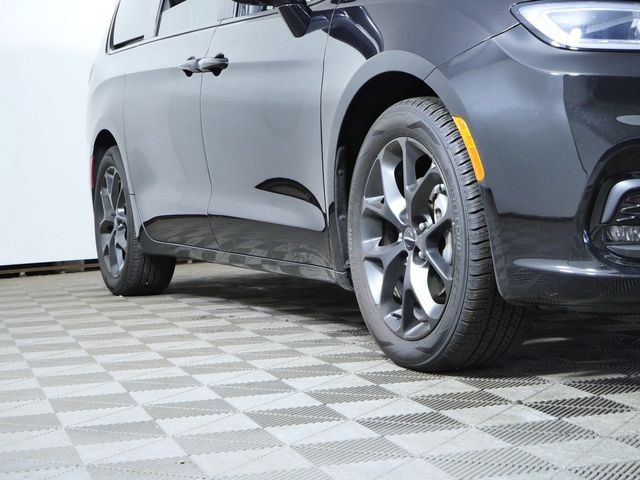Used 2025 Chrysler Pacifica - photo 2