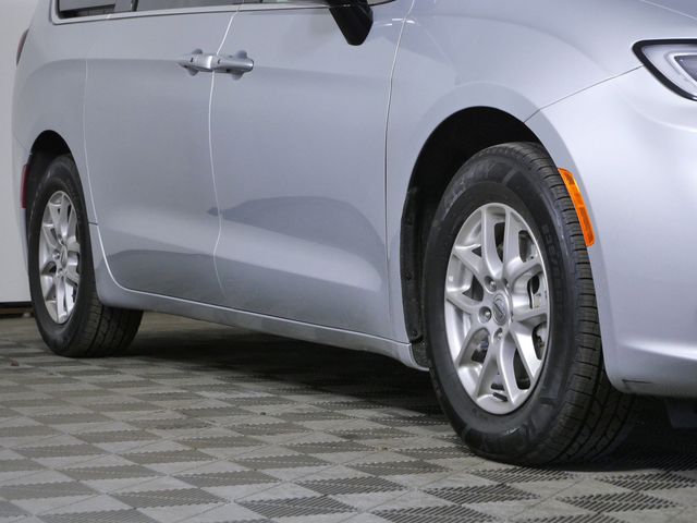 Used 2024 Chrysler Pacifica - photo 5
