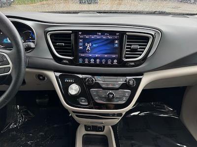 2019 Chrysler Pacifica FWD Minivan for sale #DF5128 - photo 2