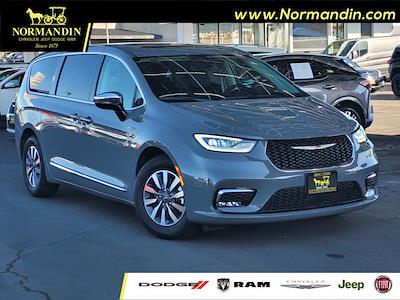 Used 2023 Chrysler Pacifica - photo 1