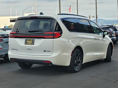Used 2024 Chrysler Pacifica Select Minivan for sale #U243678R - photo 2