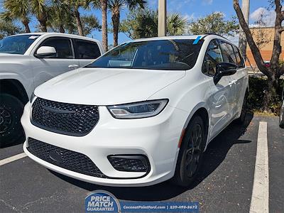 Used 2025 Chrysler Pacifica - photo 1