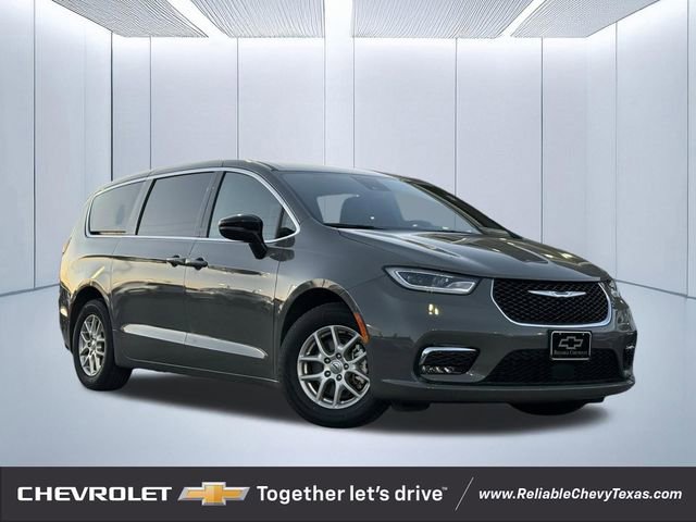 Used 2025 Chrysler Pacifica - photo 1