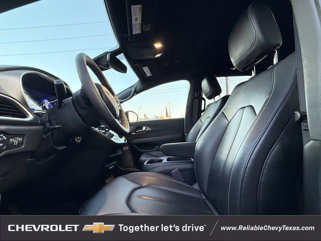 Used 2025 Chrysler Pacifica - photo 19