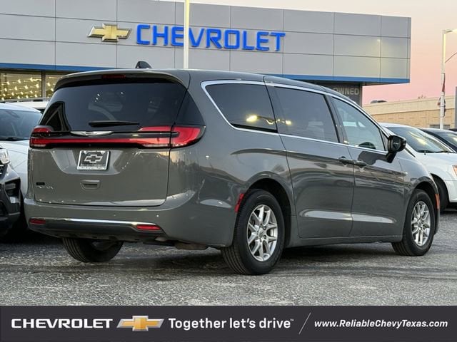 Used 2025 Chrysler Pacifica - photo 2