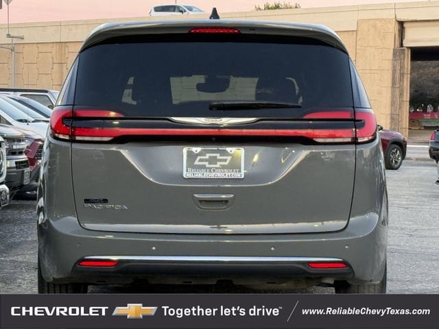 Used 2025 Chrysler Pacifica - photo 5