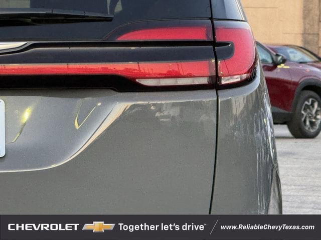 Used 2025 Chrysler Pacifica - photo 32