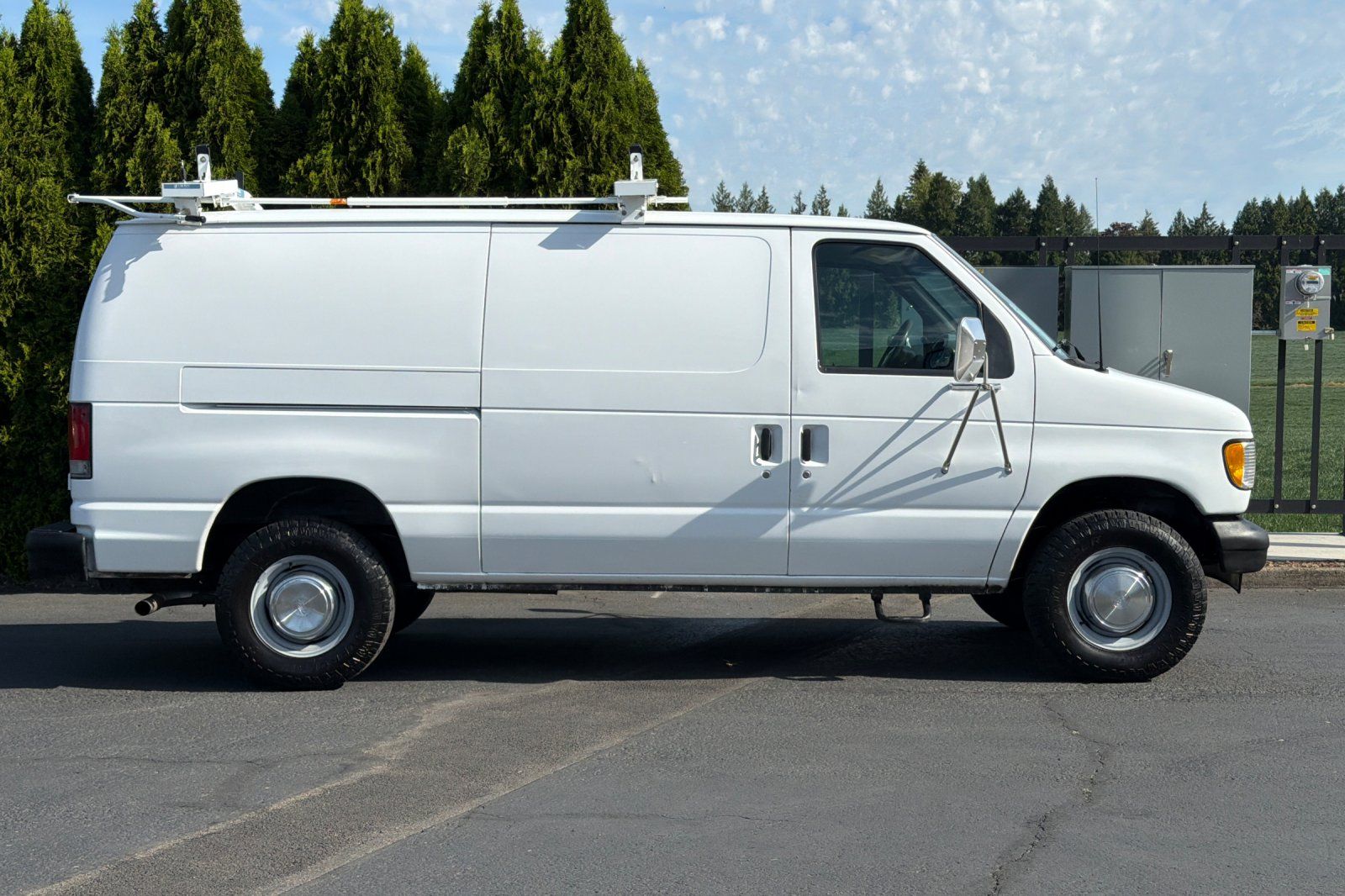 Used 2002 Ford E-350 - photo 2