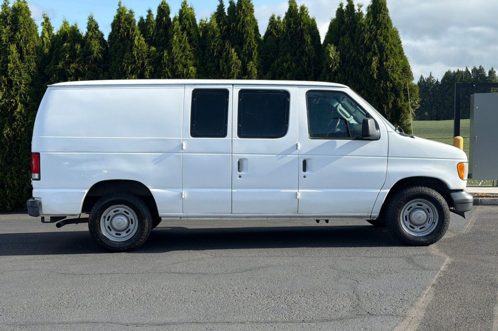 Used 2004 Ford E-150 - photo 2