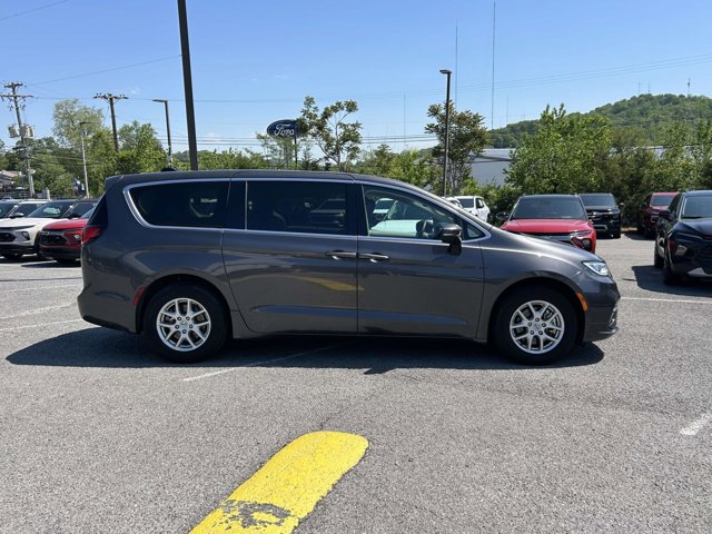 Used 2023 Chrysler Pacifica - photo 5