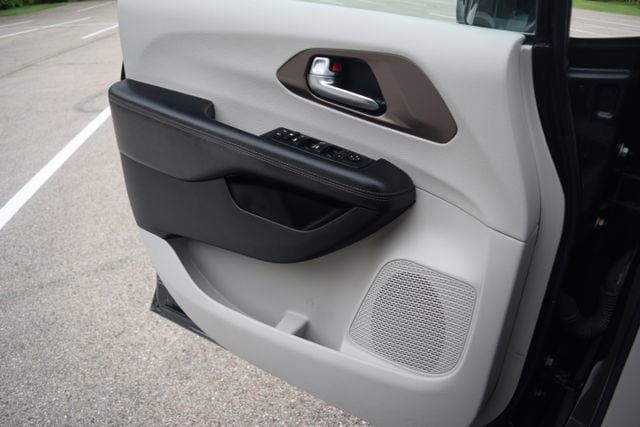 Used 2018 Chrysler Pacifica - photo 23