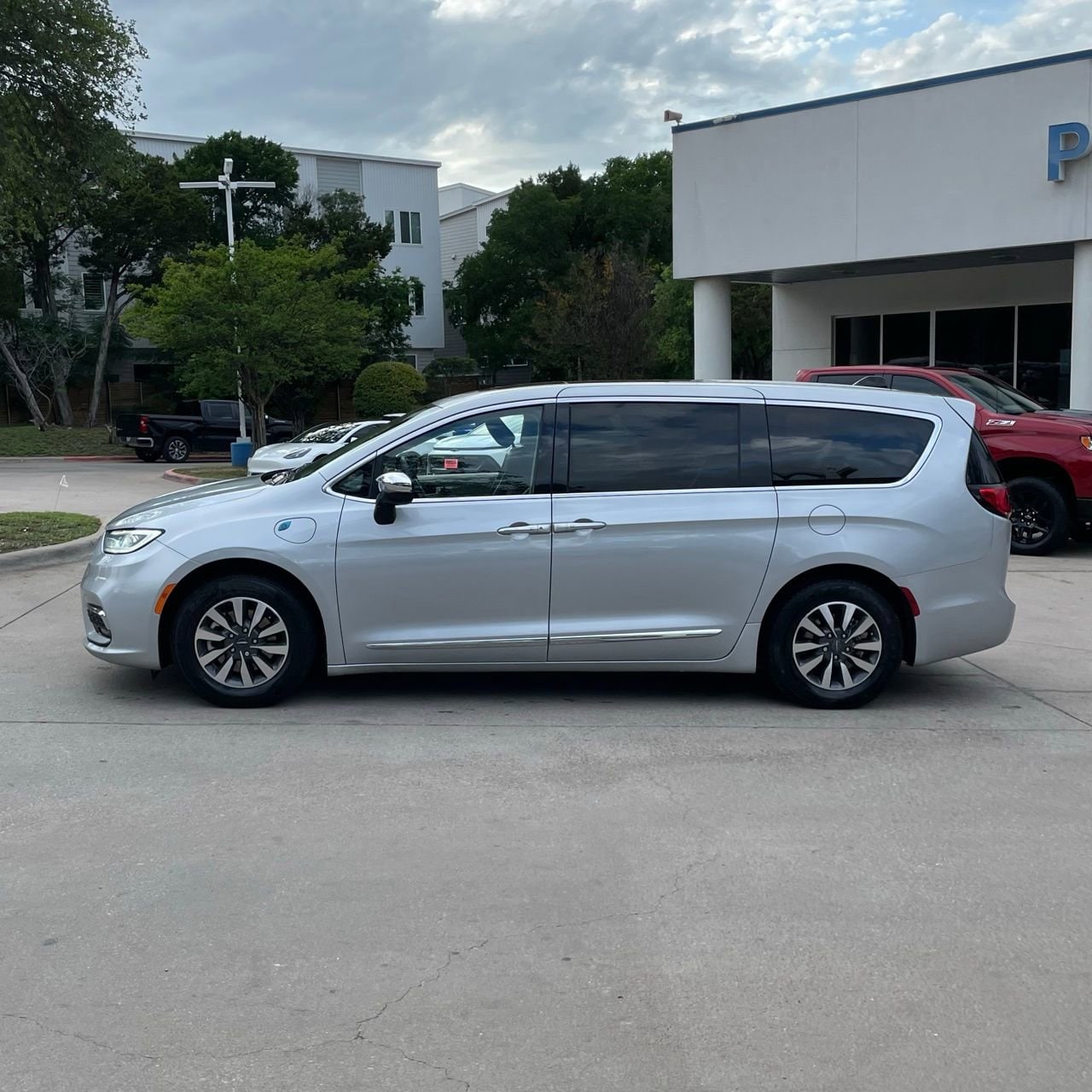 Used 2023 Chrysler Pacifica - photo 1