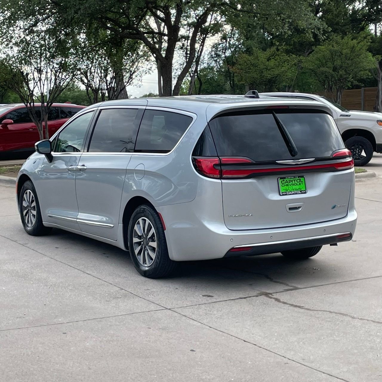 Used 2023 Chrysler Pacifica - photo 2
