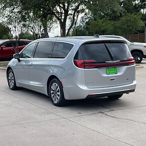 Used 2023 Chrysler Pacifica - photo 2
