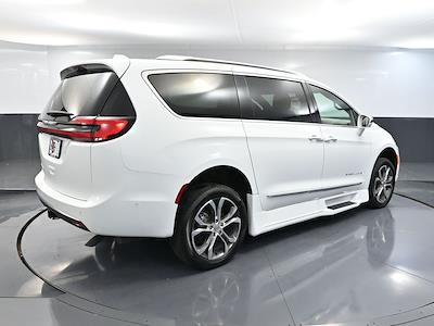 Used 2022 Chrysler Pacifica Pinnacle Minivan for sale #BD16700 - photo 2