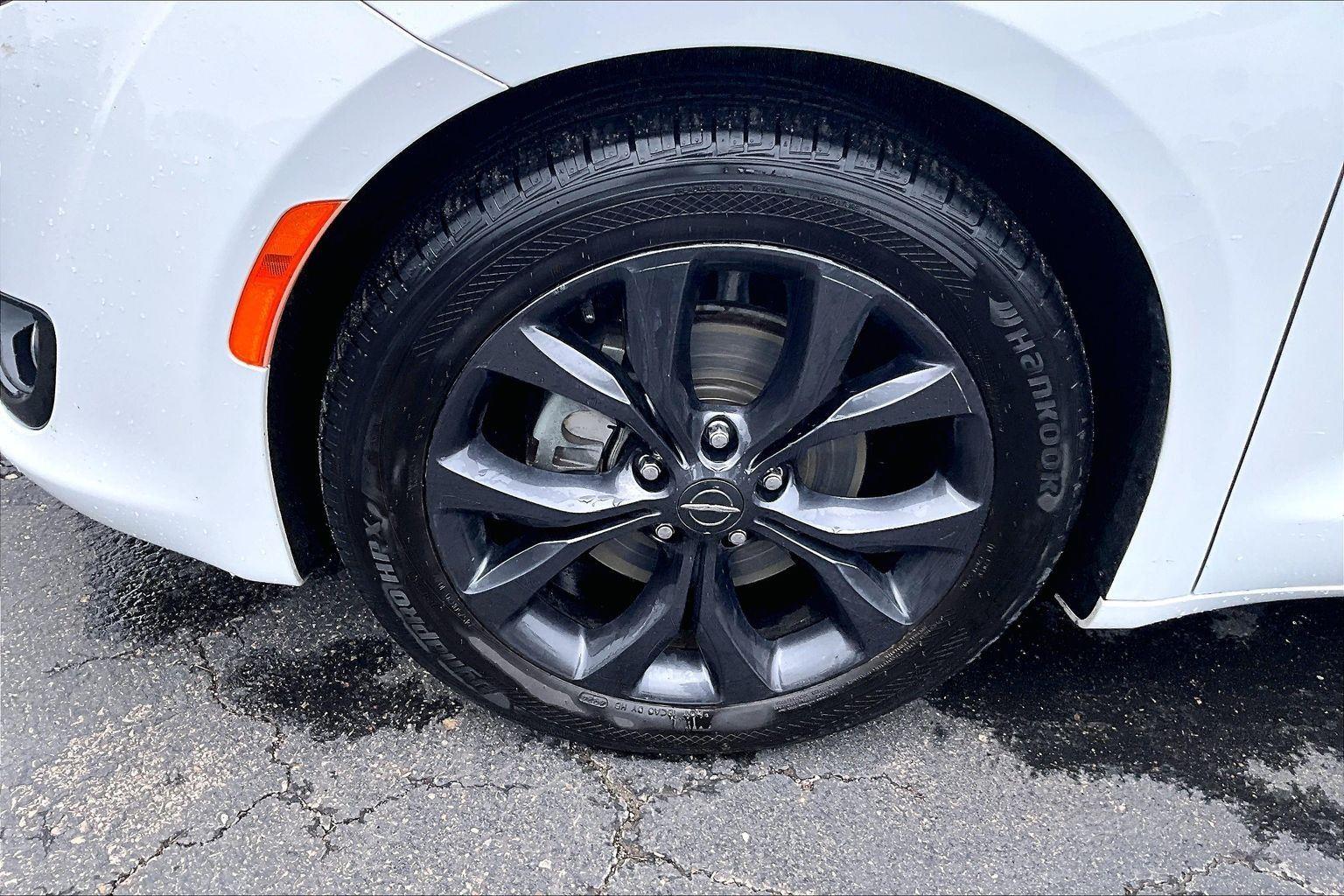 Used 2020 Chrysler Pacifica - photo 2
