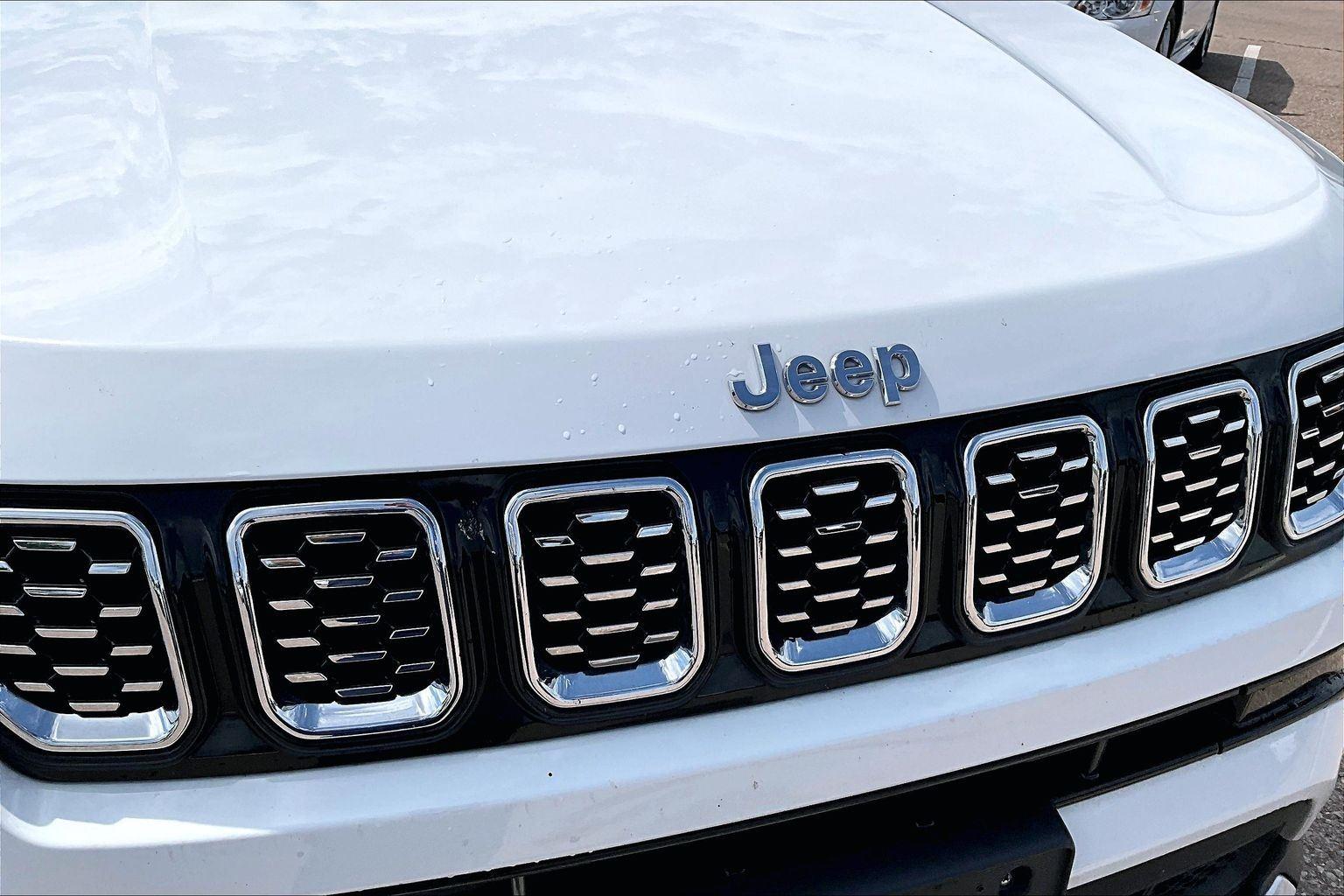 Used 2025 Jeep Compass - photo 5