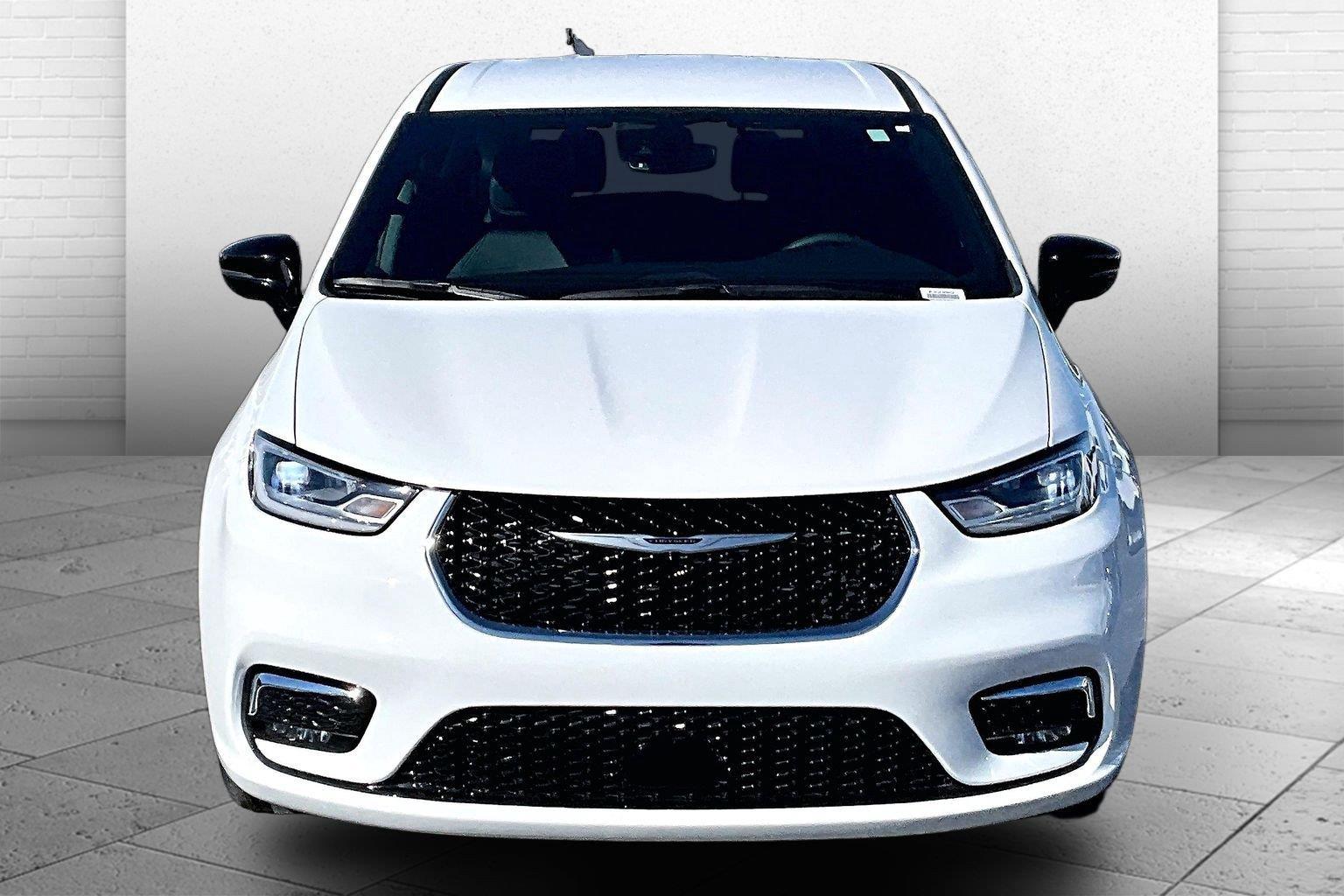 Used 2026 Chrysler Pacifica - photo 2