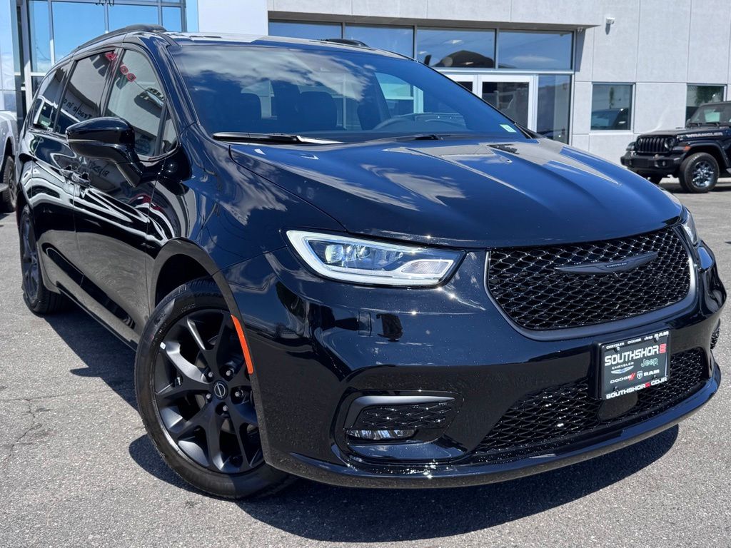 Used 2026 Chrysler Pacifica - photo 1