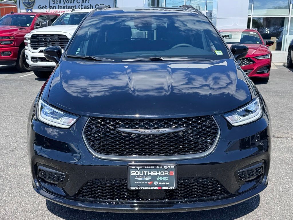 Used 2026 Chrysler Pacifica - photo 2