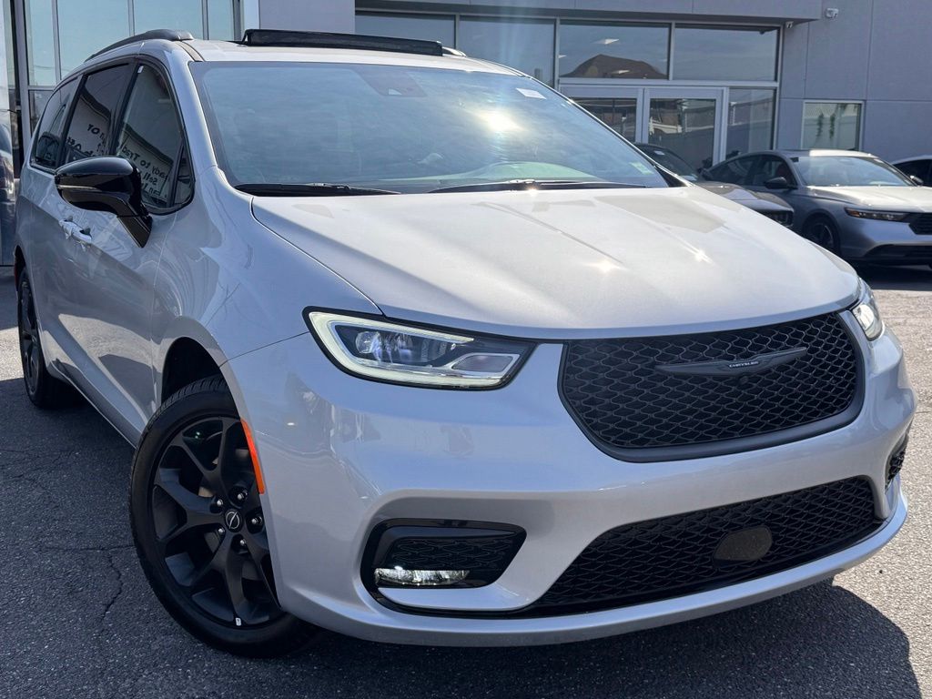Used 2026 Chrysler Pacifica - photo 1