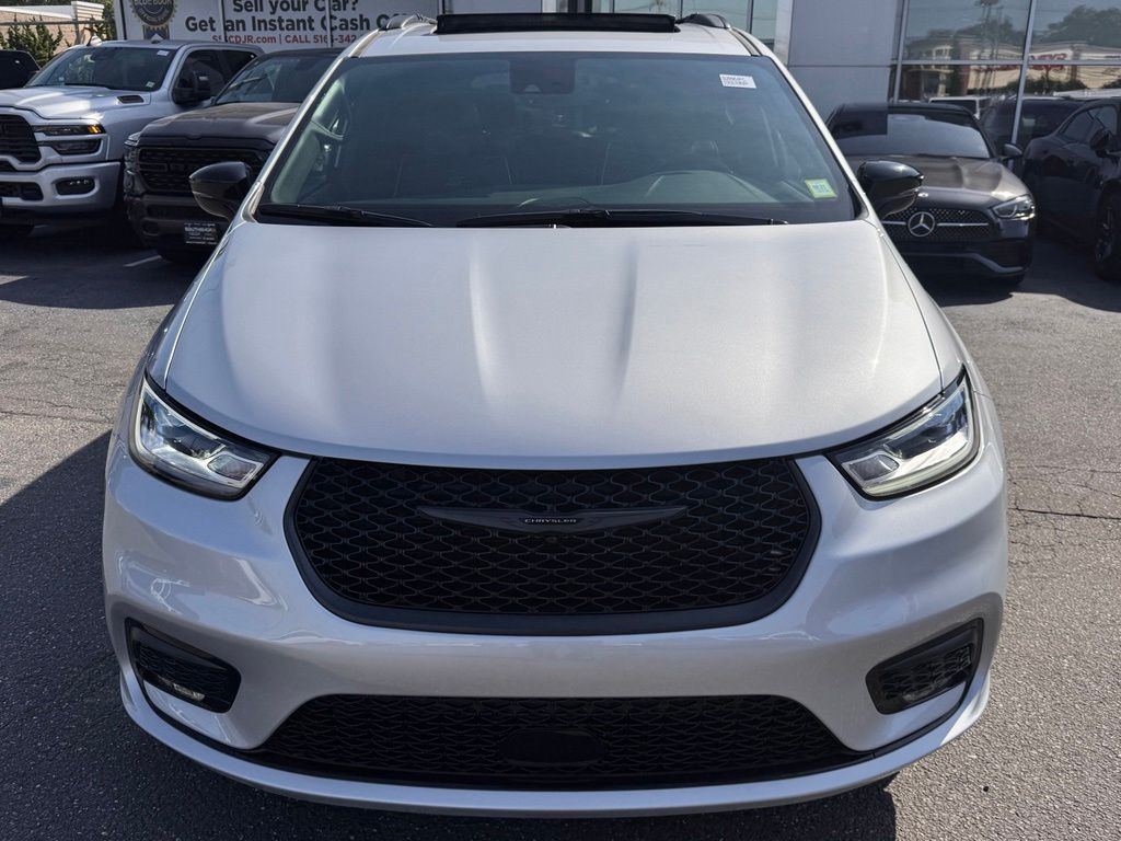 Used 2026 Chrysler Pacifica - photo 2