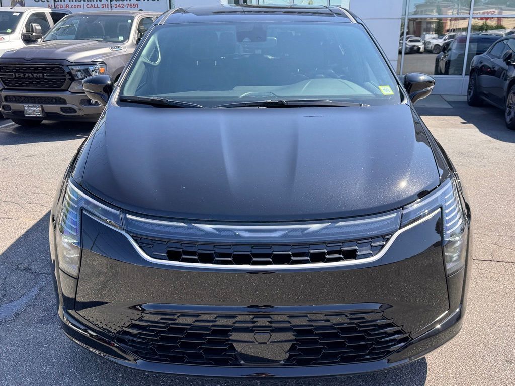 Used 2027 Chrysler Pacifica - photo 2