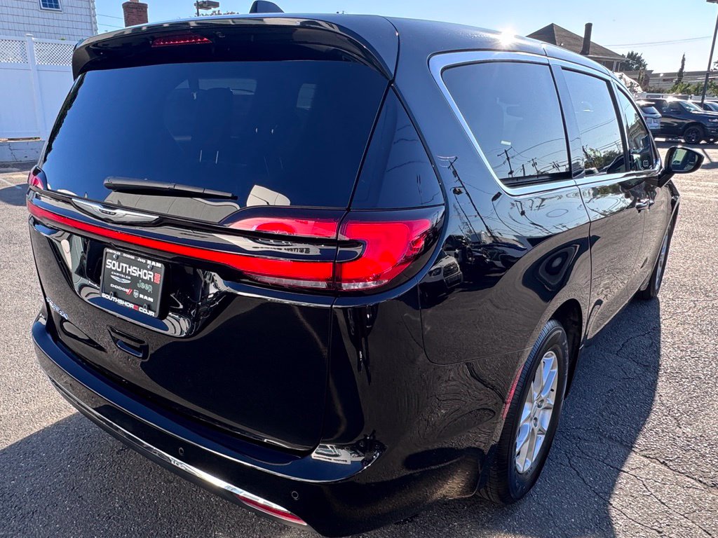 Used 2025 Chrysler Pacifica - photo 2